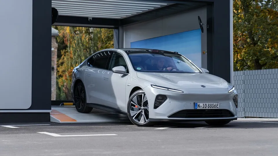Einzigartig bei Nios Konzept ist der Tausch der Batterie an einer von bisher zwei Stationen in Deutschland. Innerhalb weniger Minuten geht die Fahrt mit vollem Akku weiter.